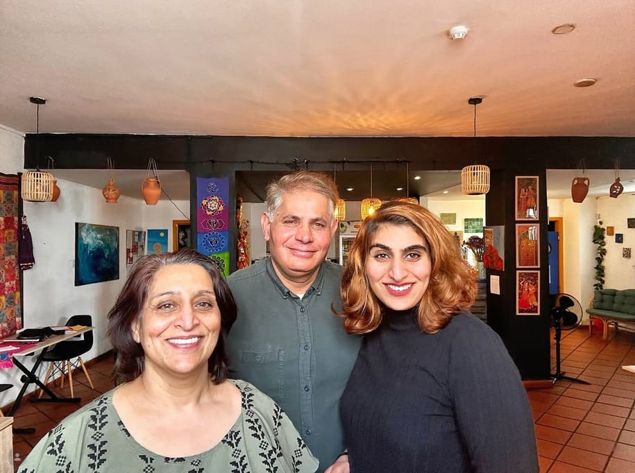 A família Khanna no seu restaurante em Caldas da Rainha